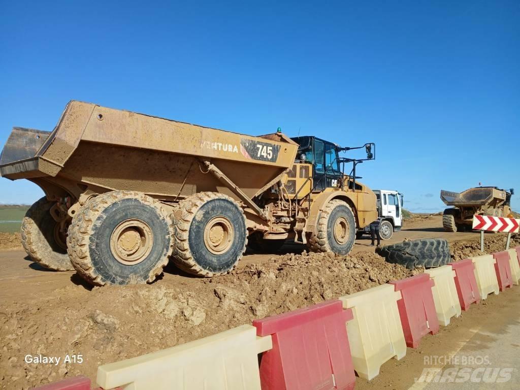 CAT 745 Dumper - Knickgelenk