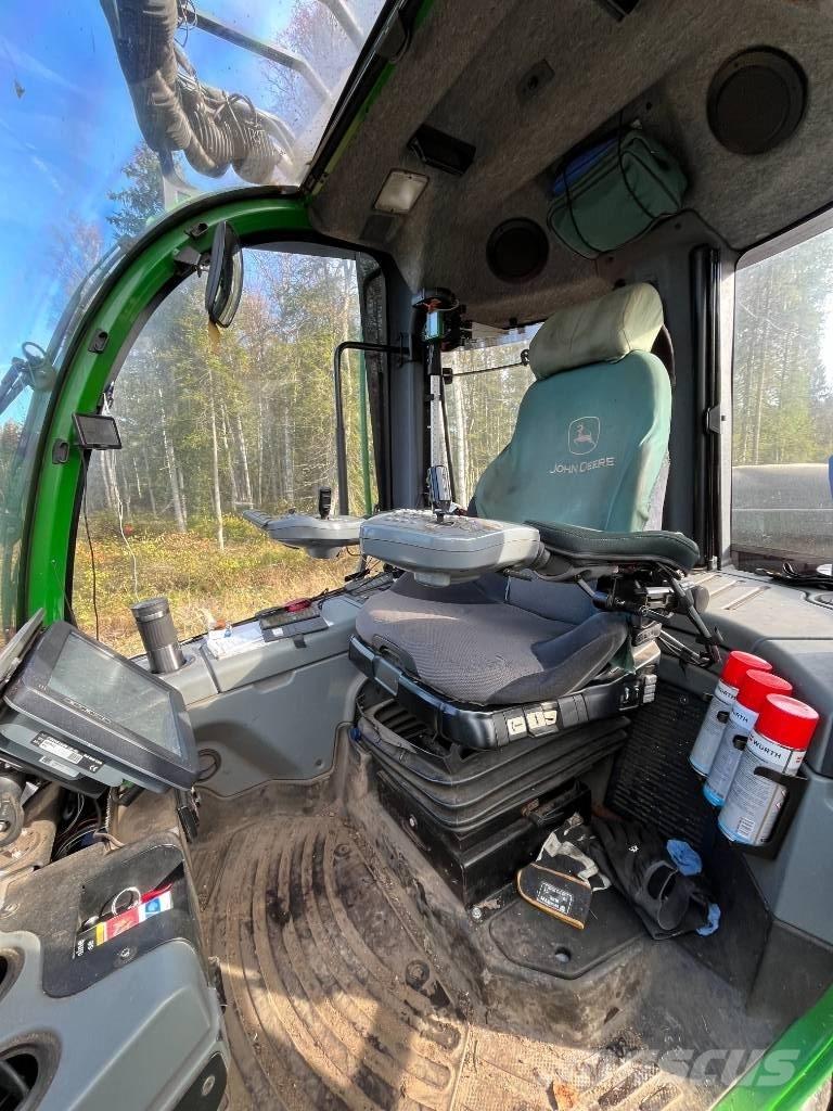 John Deere 1270G 8W Harvester