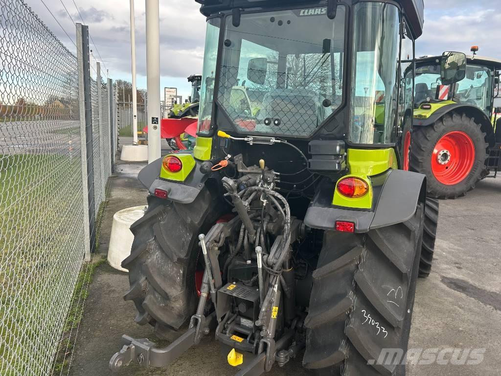 CLAAS Nexos 220 Traktoren