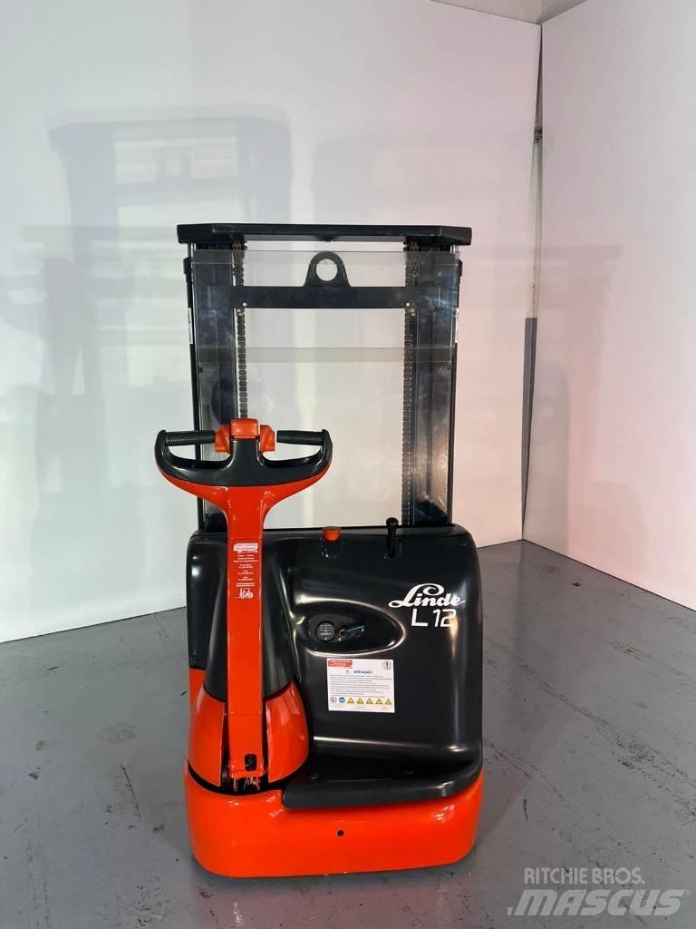 Linde L12 Zelfrijdende stapelaars