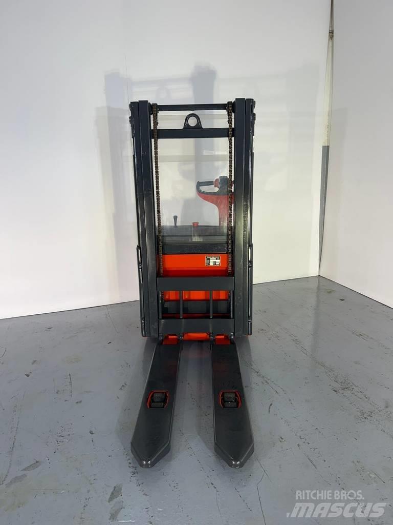 Linde L12 Zelfrijdende stapelaars