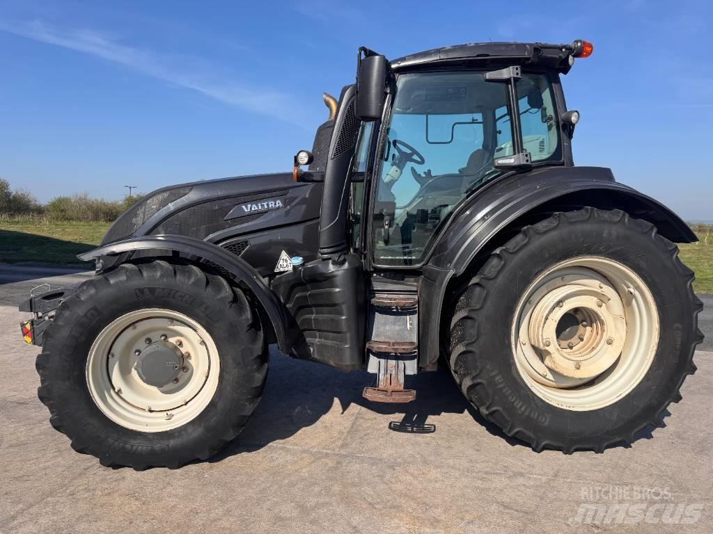 Valtra T 174 Traktoren