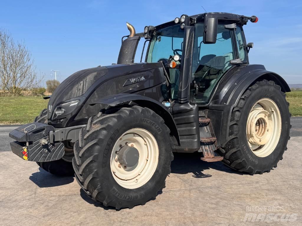 Valtra T 174 Traktoren