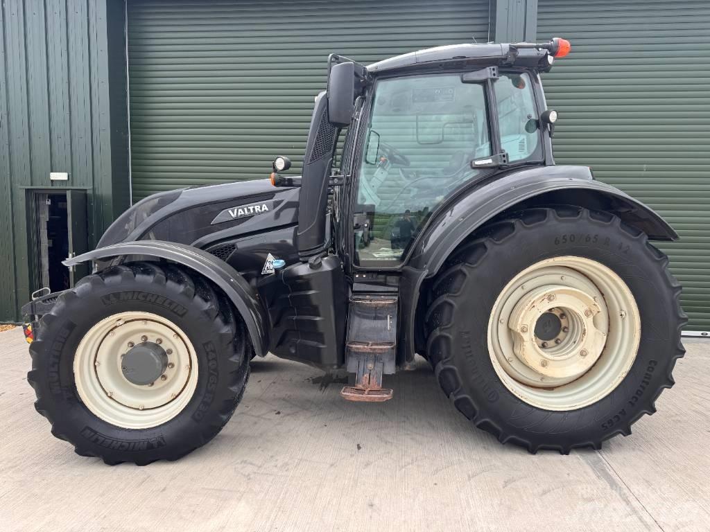 Valtra T 174 Traktoren