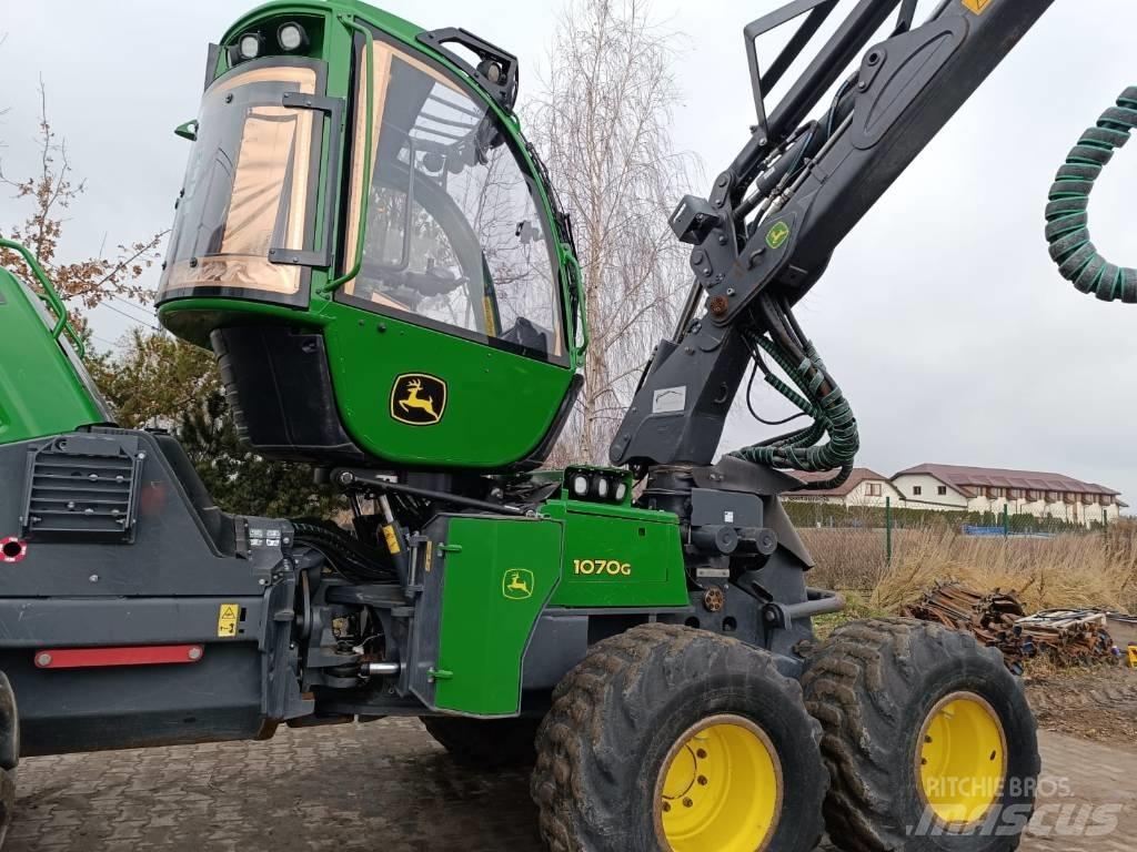 John Deere 1070G Harvester
