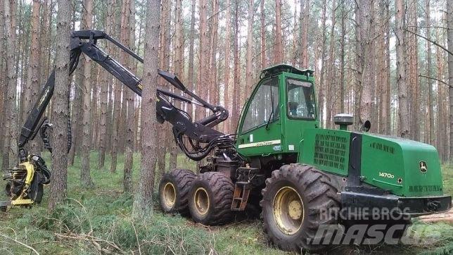 John Deere 1470D Harvester