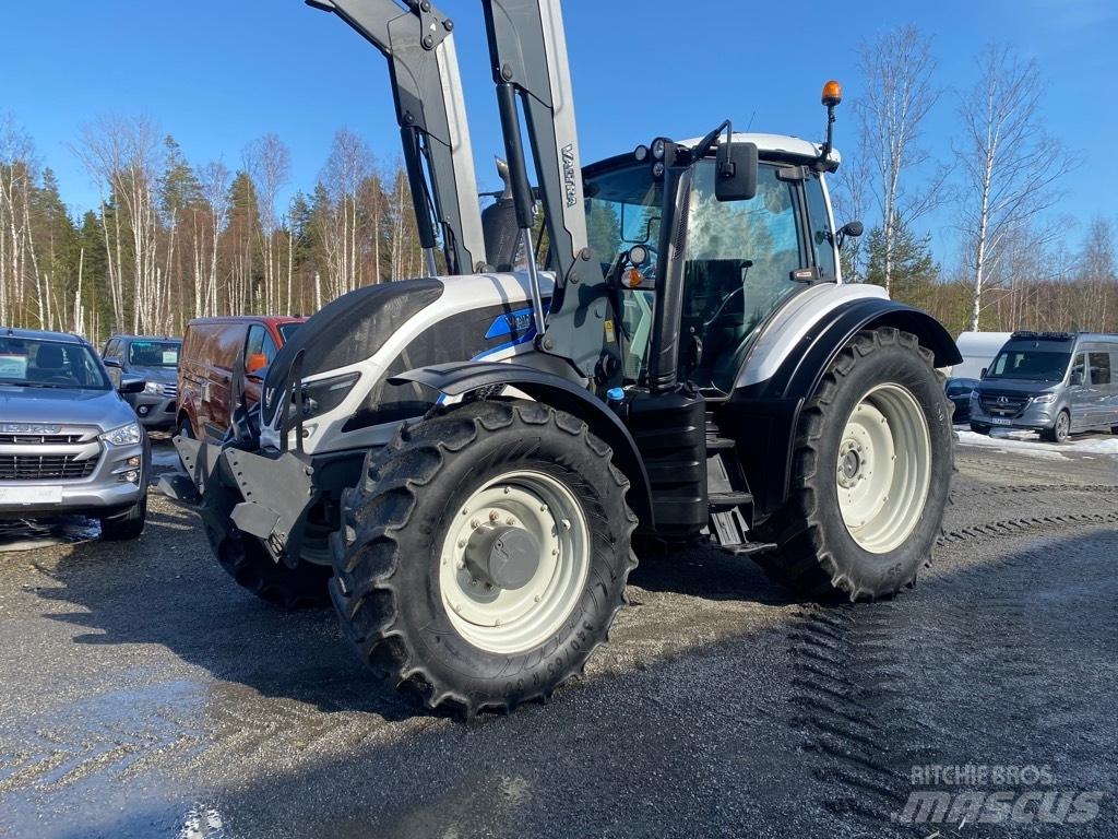 Valtra T 174 Traktoren