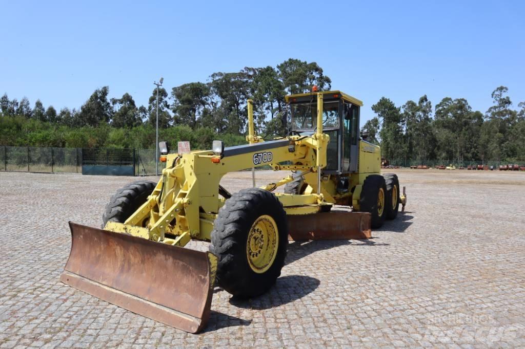 John Deere 670B Grader
