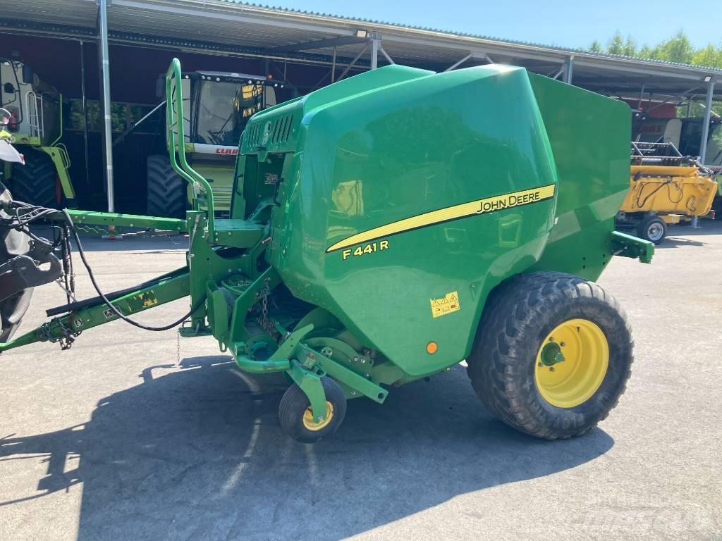 John Deere F441R Rundballenpressen