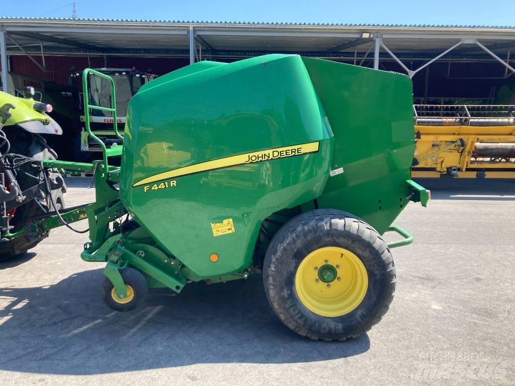 John Deere F441R Rundballenpressen
