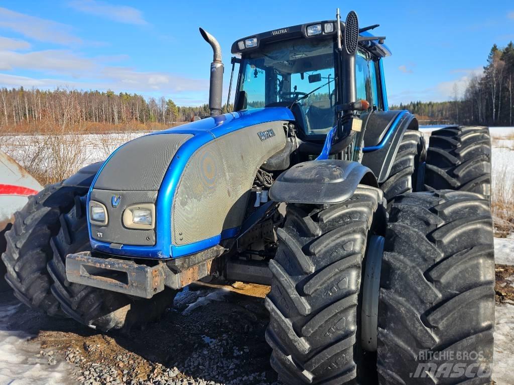 Valtra T 171 Traktoren