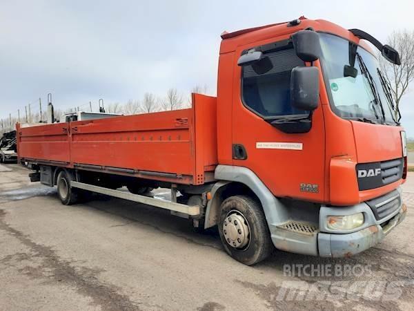 DAF LF45.220 Pritschenwagen/Pritschenwagen mit Seitenklappe