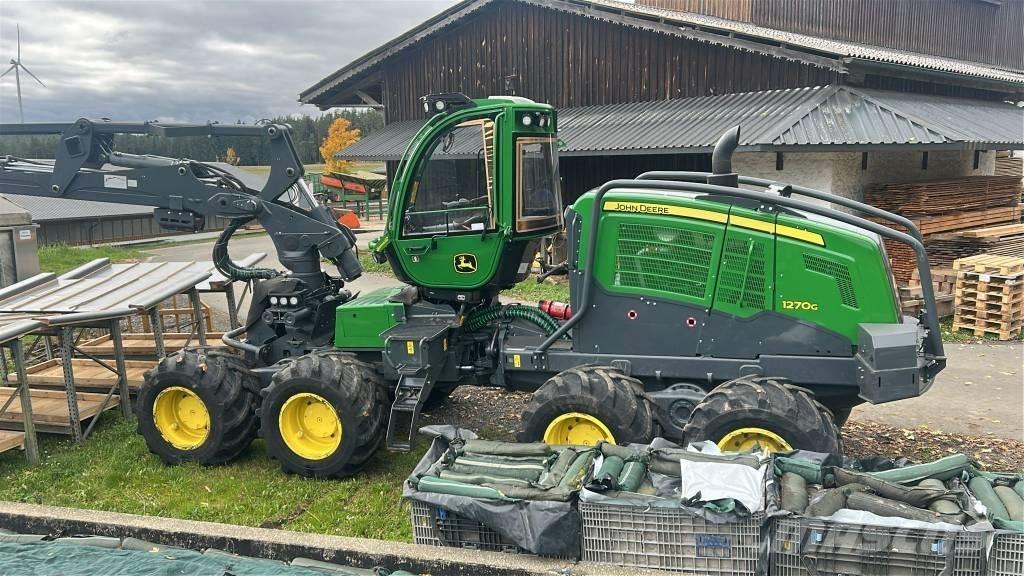 John Deere 1270 G Harvester