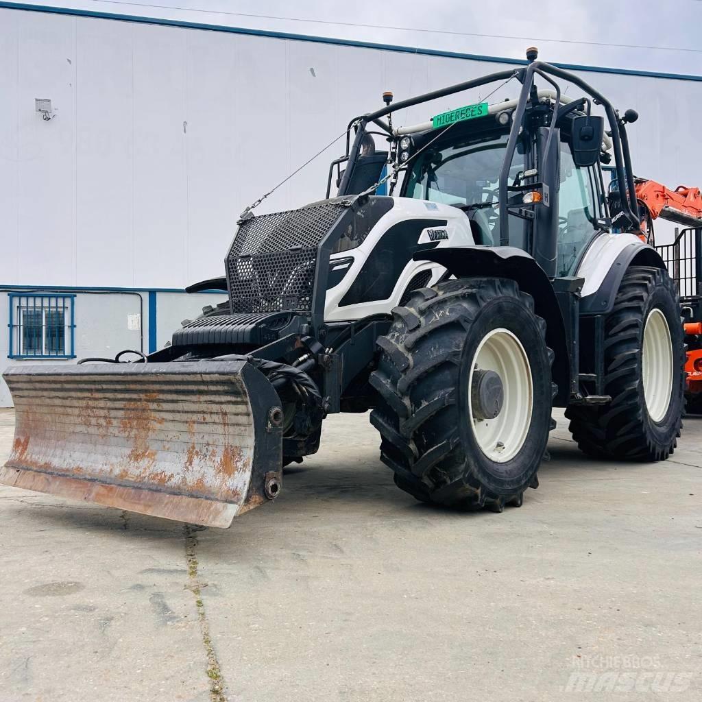 Valtra T 174 Traktoren