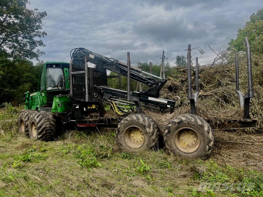 John Deere 1110 E Forwarder