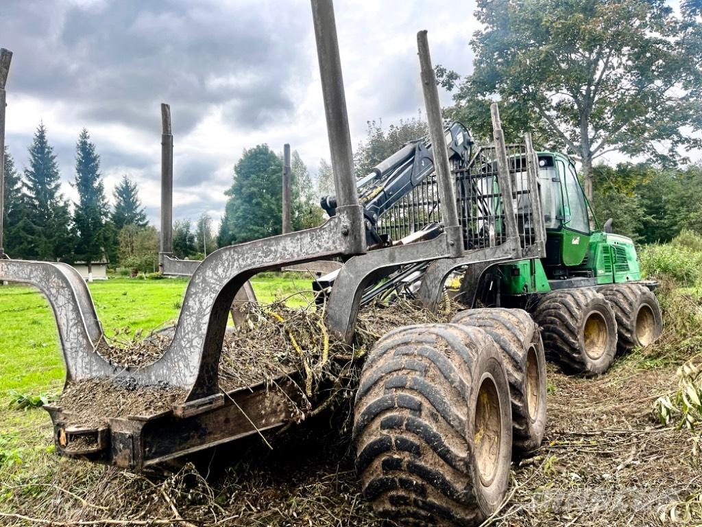 John Deere 1110 E Forwarder