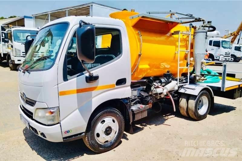 Hino 300 614 Andere Fahrzeuge