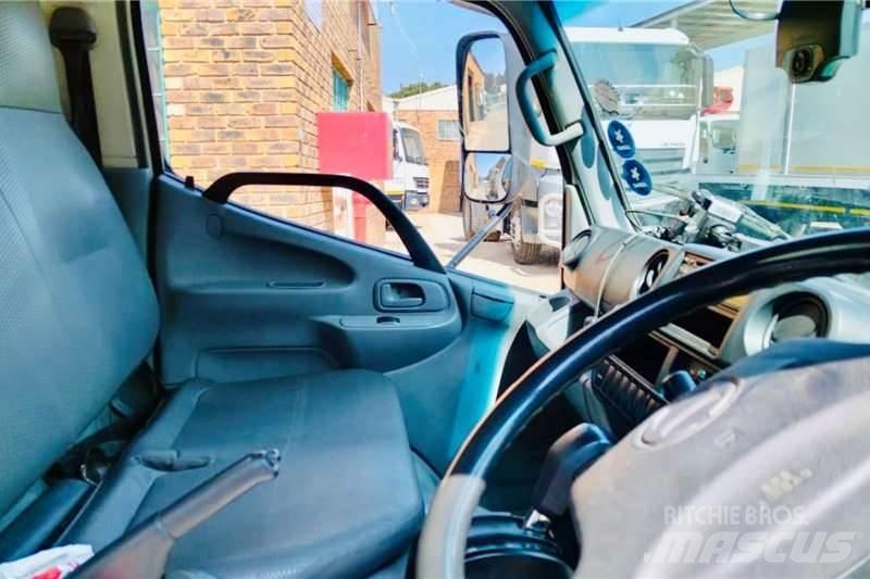 Hino 300 614 Andere Fahrzeuge