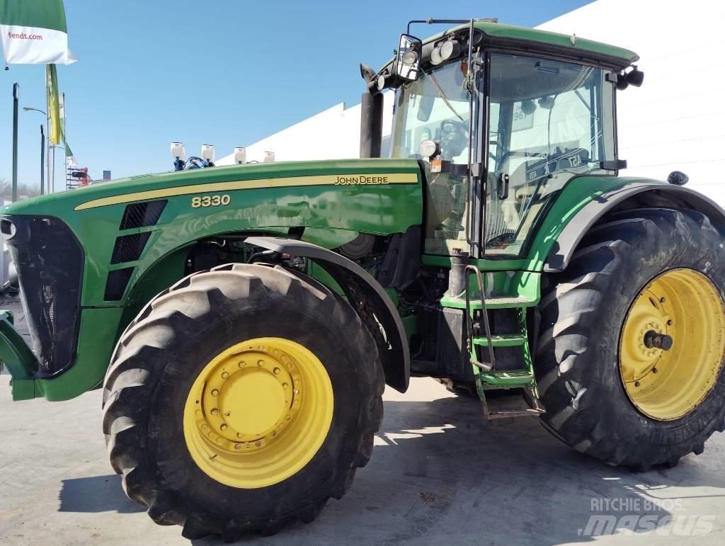 John Deere 8330 Traktoren
