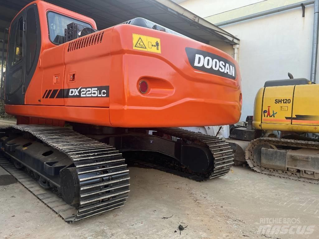 Doosan DX225LC Raupenbagger