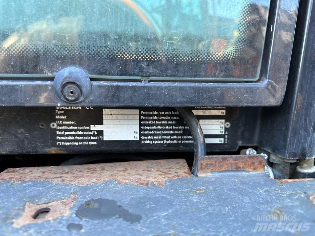 Valtra T 173 Traktoren