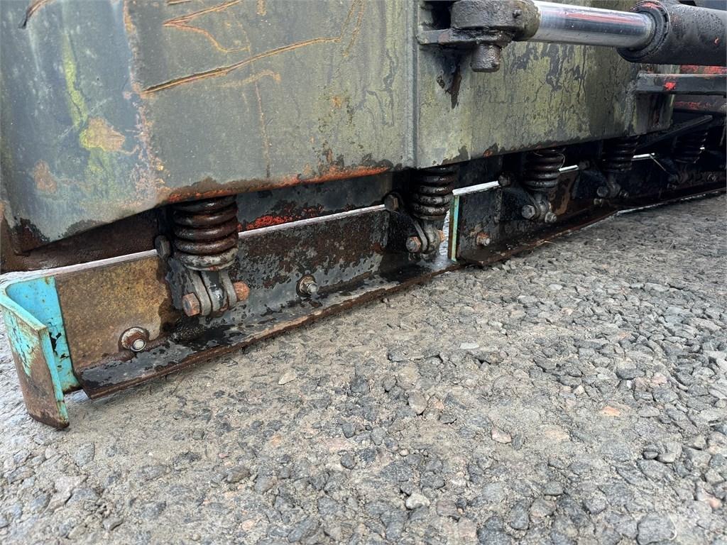 Uni-väg 320 Vikplog Schneeschilde und -pflüge