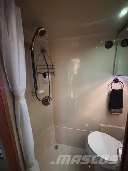  Cruisers Yachts 3870 Boote / Prahme