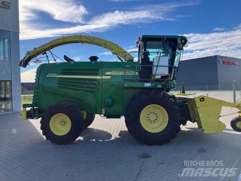 John Deere 7300 Selbstfahrende Häcksler