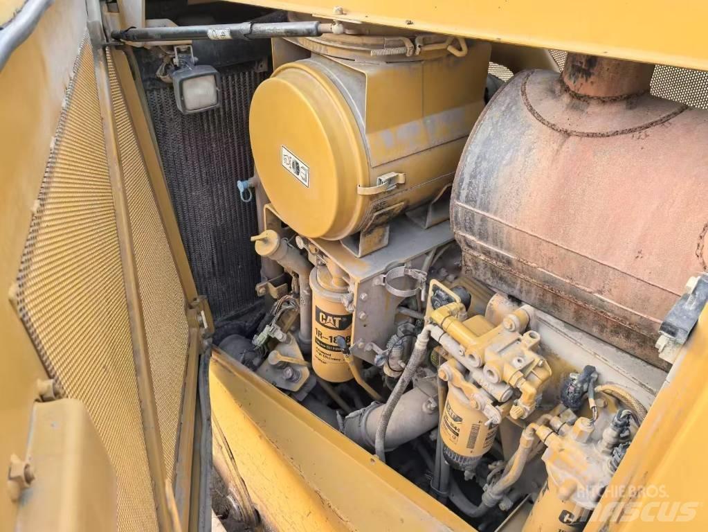 CAT D8T bulldozers Bulldozer