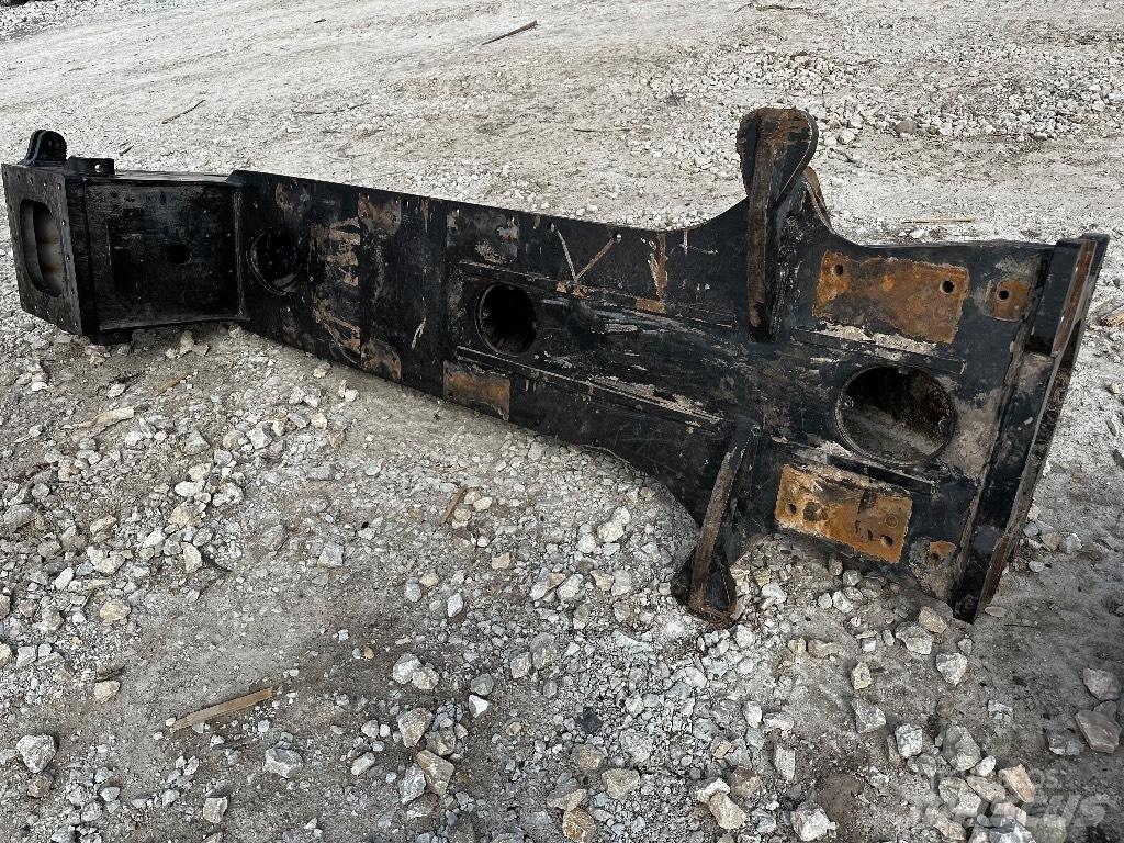 Komatsu 895 Chassis