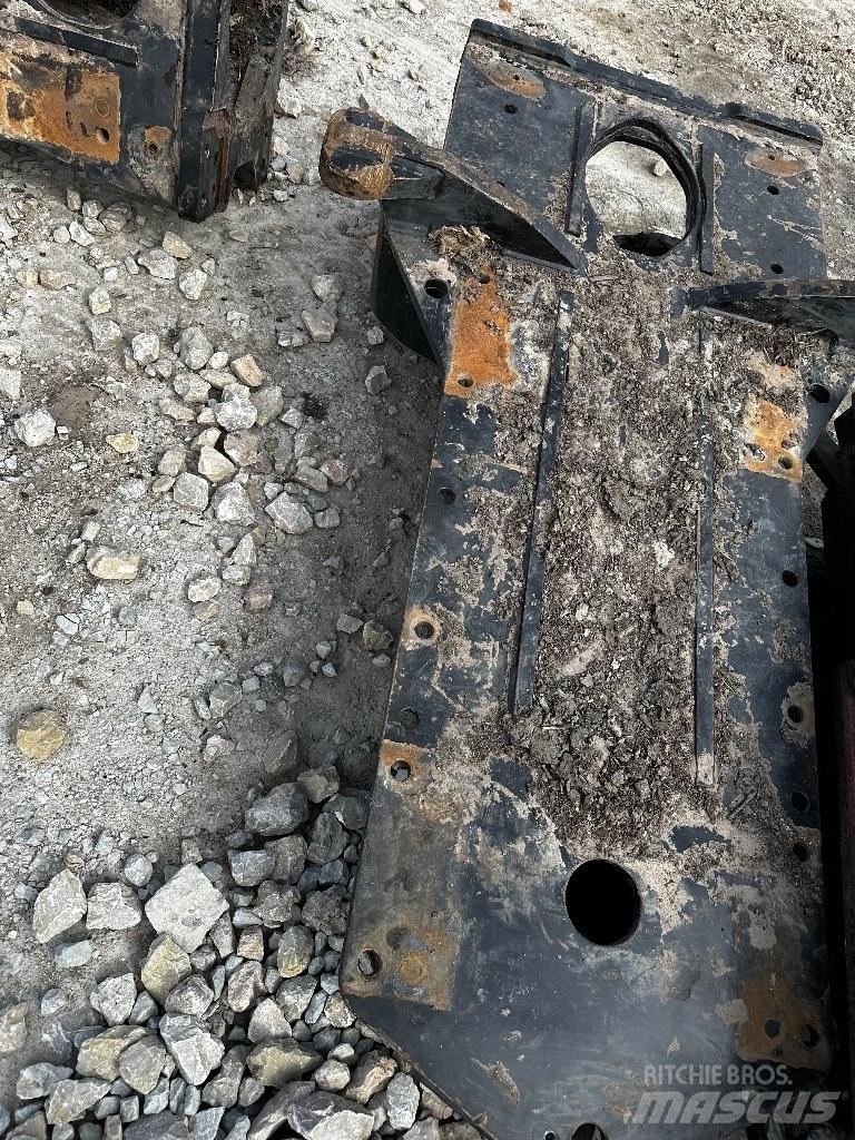 Komatsu 895 Chassis