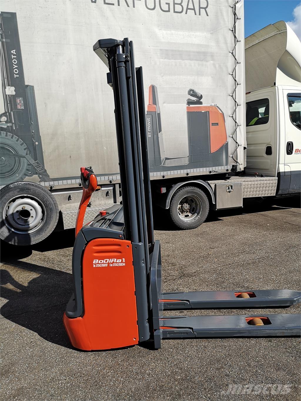 Linde L12 Zelfrijdende stapelaars