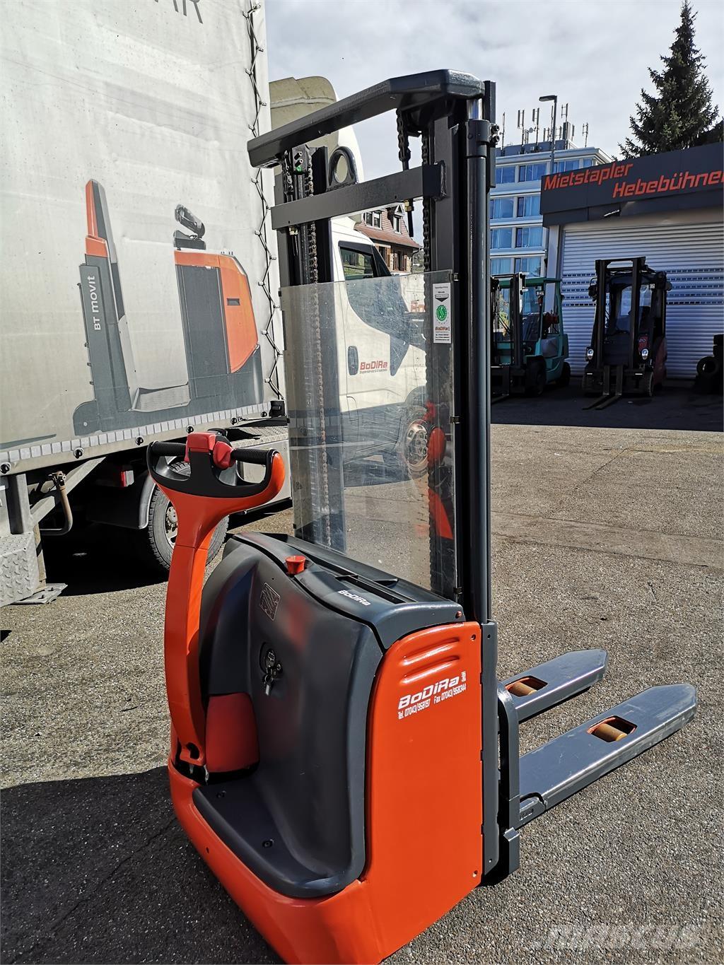 Linde L12 Zelfrijdende stapelaars