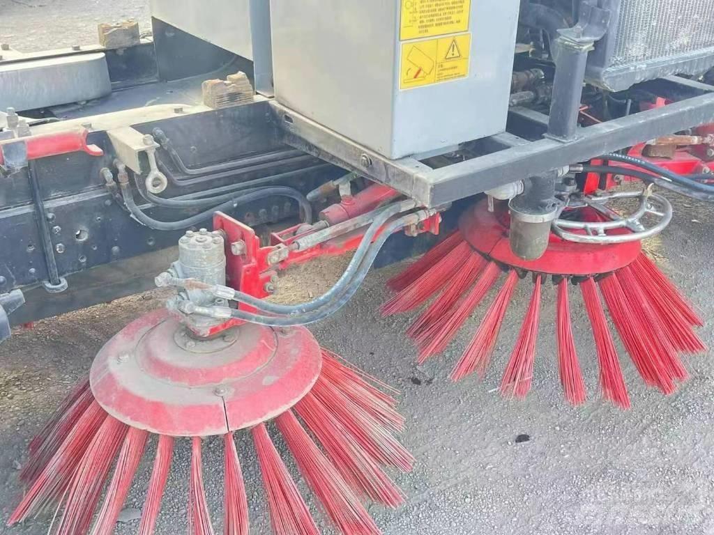 Isuzu 4K Kehrmaschine