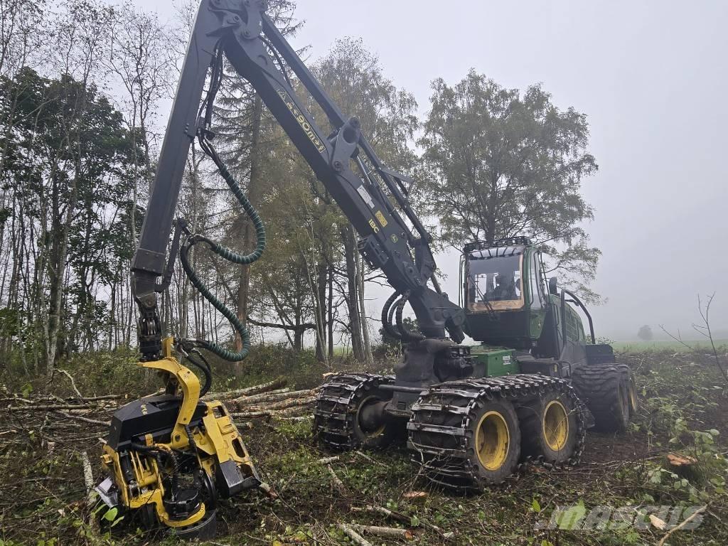 John Deere 1270 G Harvester