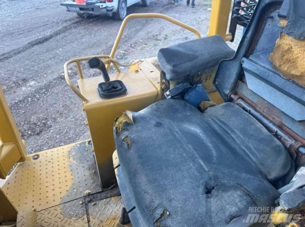 CAT D4C3 Bulldozer