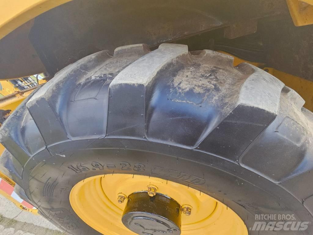 Komatsu WB 93 S-5 Baggerlader