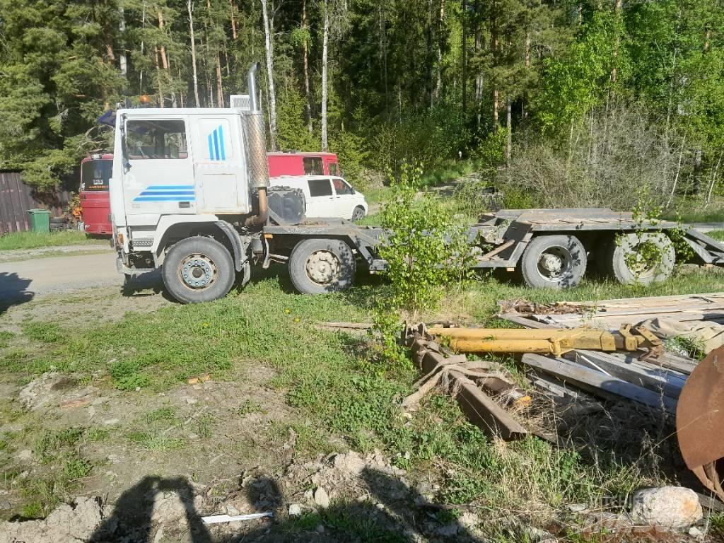 Volvo F12 Pritschenwagen/Pritschenwagen mit Seitenklappe