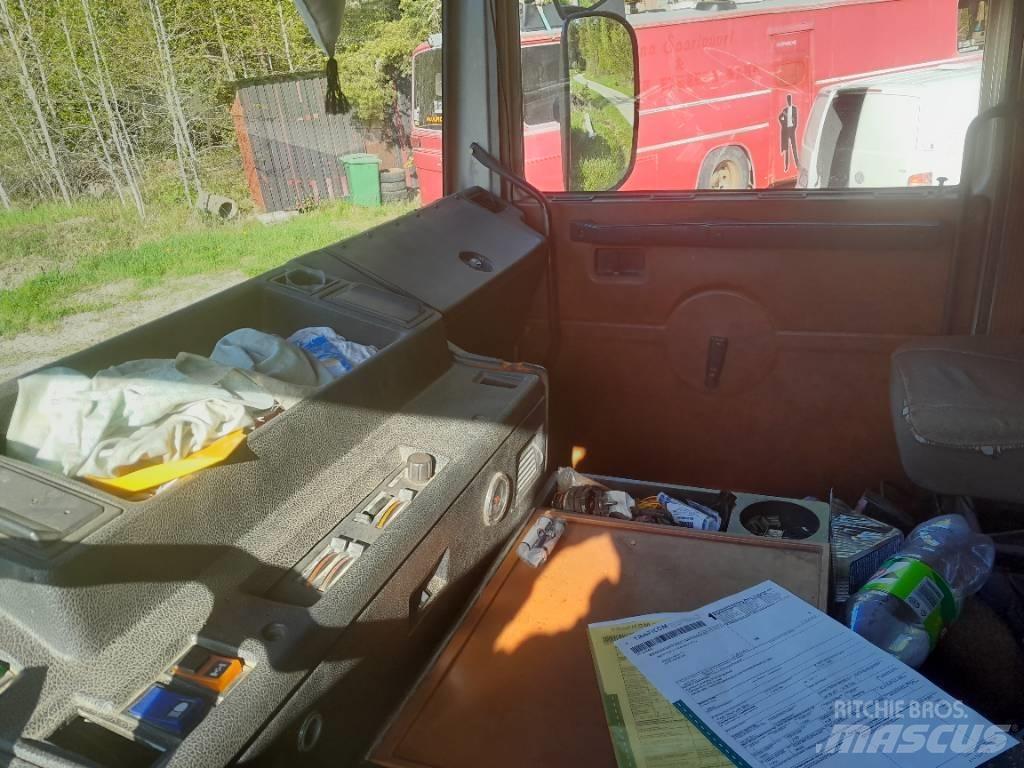 Volvo F12 Pritschenwagen/Pritschenwagen mit Seitenklappe
