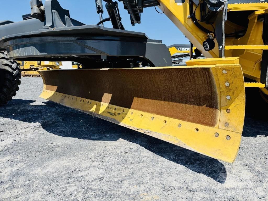 DEERE 672G Grader