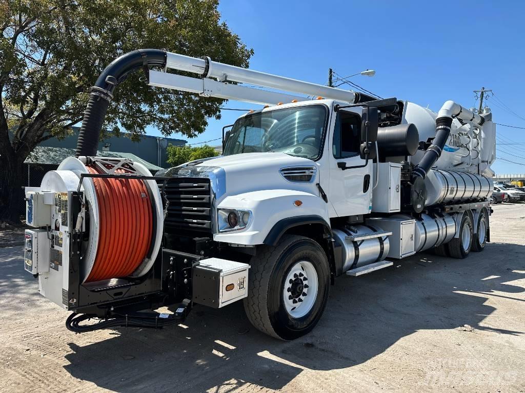 Freightliner 114 SD Saug- und Druckwagen