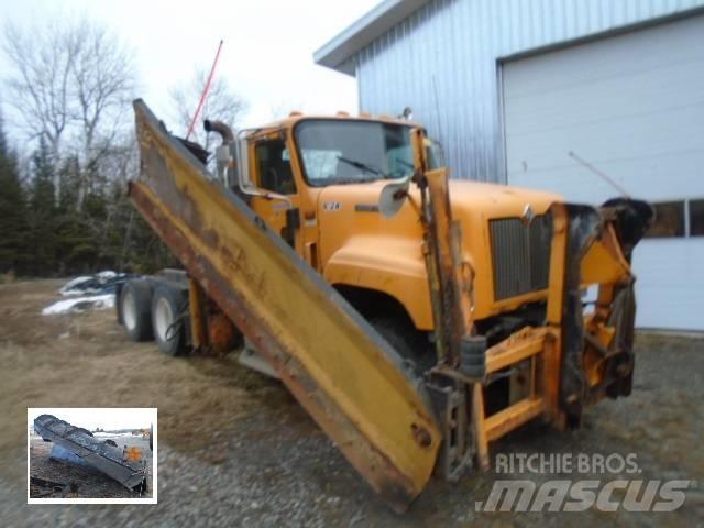 International 5500 i Schneeschilde und -pflüge