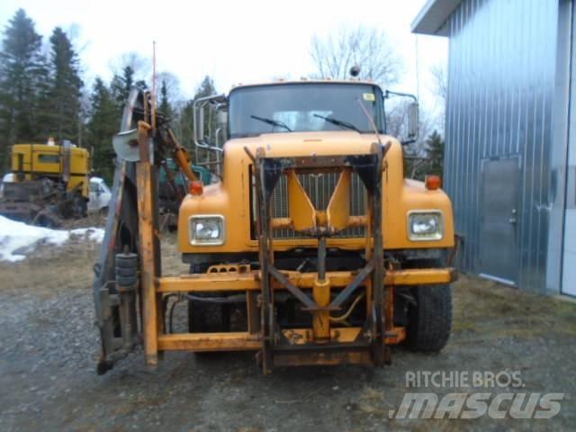 International 5500 i Schneeschilde und -pflüge