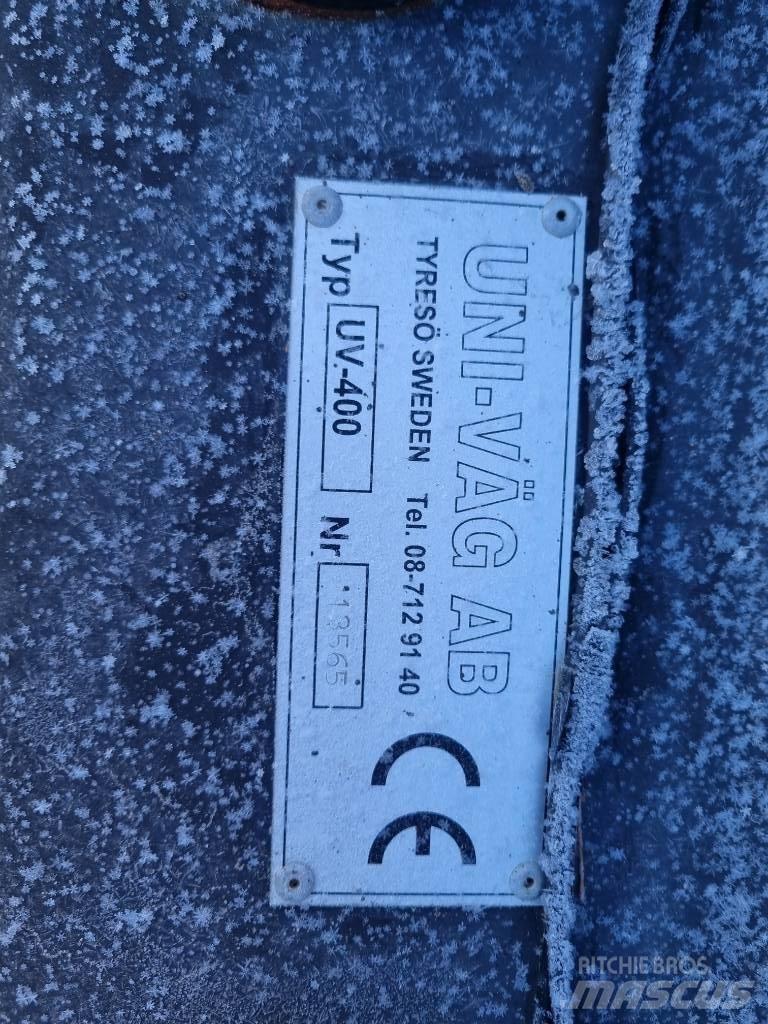 Uni-väg UV-400 Pistenraupen