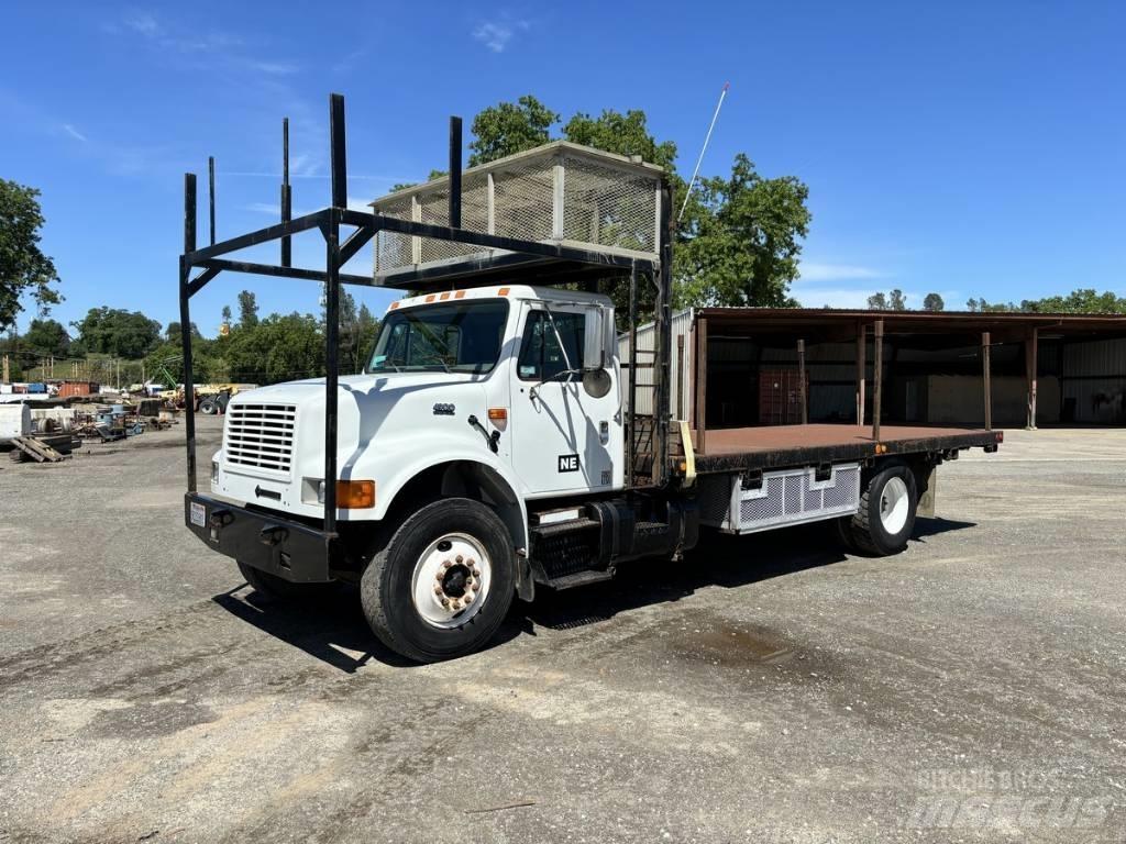 International 4900 Pritschenwagen/Pritschenwagen mit Seitenklappe