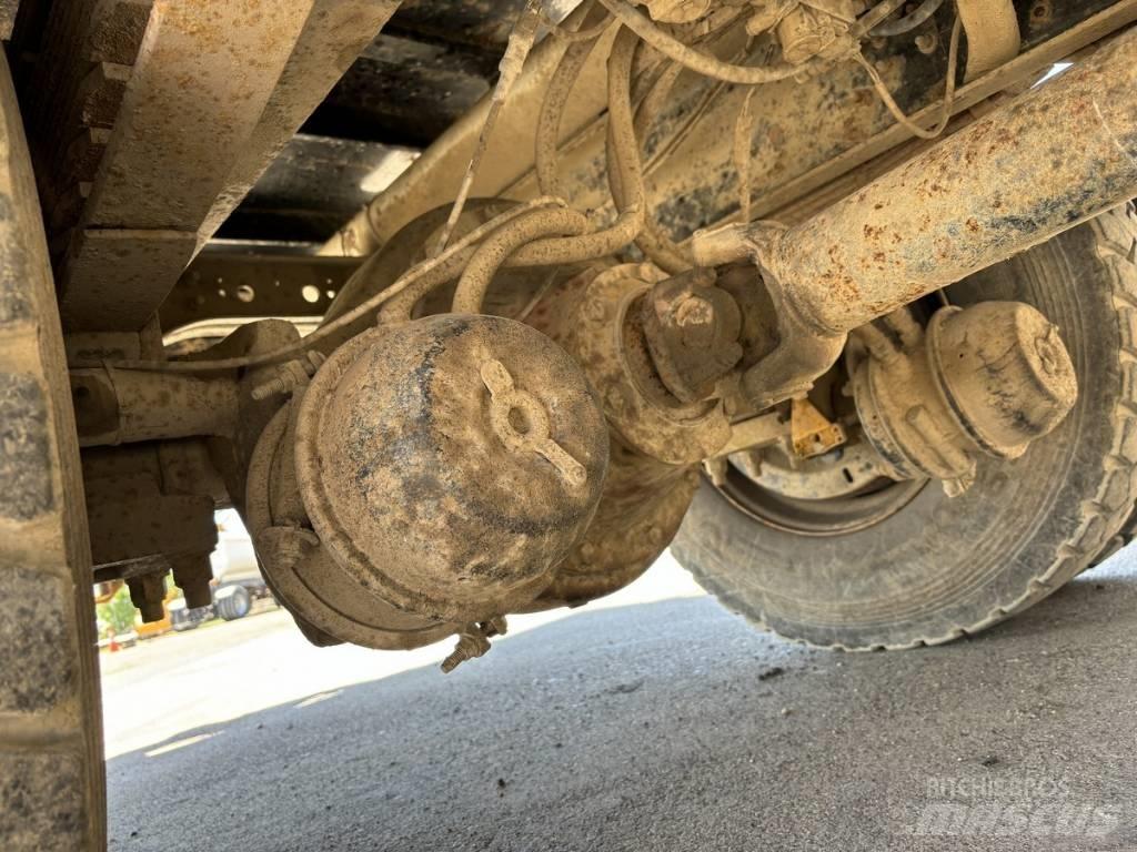 International 4900 Pritschenwagen/Pritschenwagen mit Seitenklappe