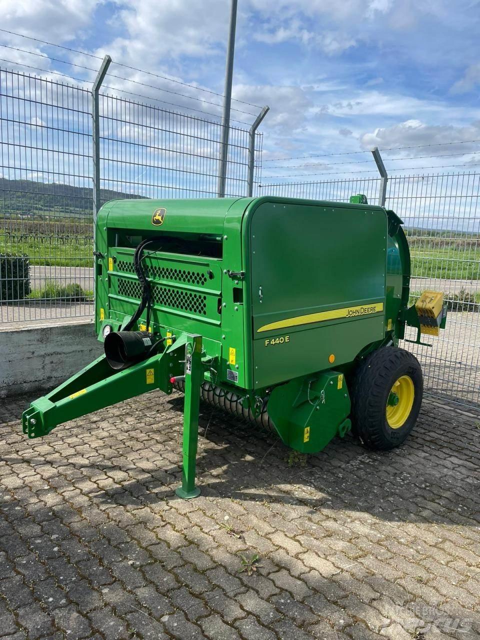 John Deere F440E Rundballenpressen