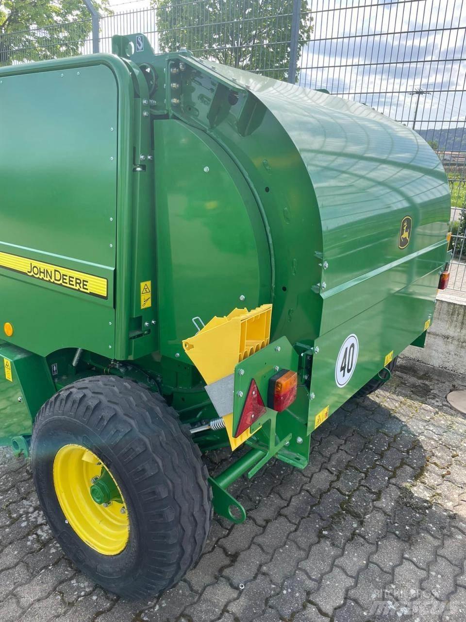 John Deere F440E Rundballenpressen