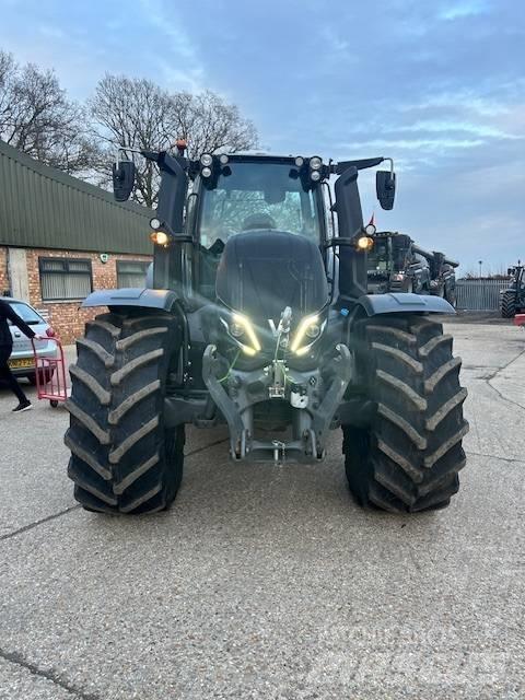 Valtra T 235 D Traktoren