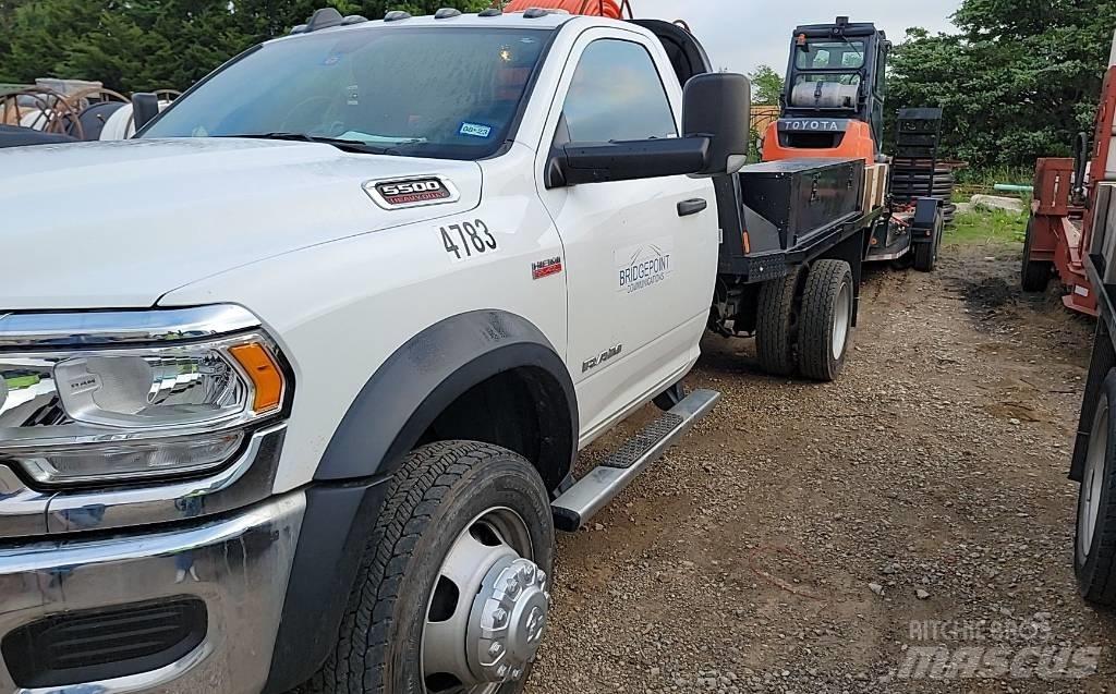 RAM 5500 Pritschenwagen/Pritschenwagen mit Seitenklappe